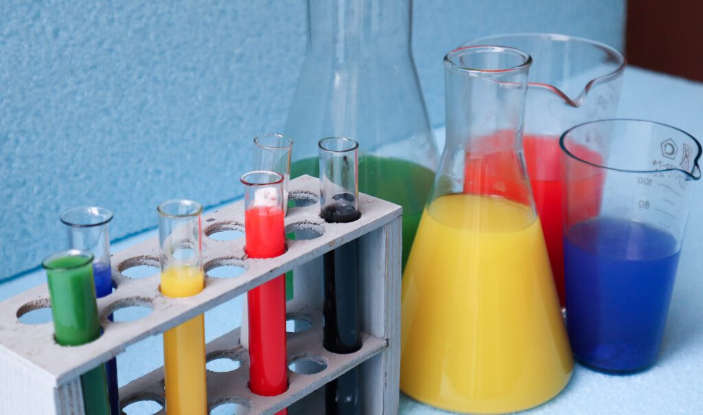 Material de vidrio de laboratorio de química con soluciones de colores