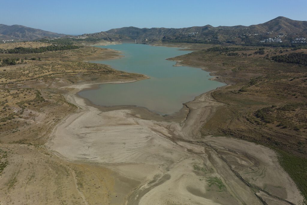 Vista aérea del embalse de La Viñuela, en Málaga, con el lecho seco y agrietado (imagen de archivo de una sequía anterior)